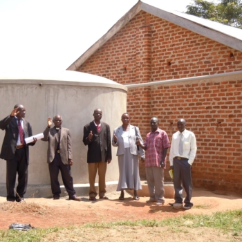 Für die „Christ the King“ Schule in Bukoova, Uganda, wurde ebenfalls ein Regenwassertank finanziert. Hier bei der Einweihung.